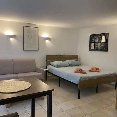 Dans Villa, Domaine Calme Et Piscine Mandelieu