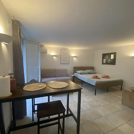 Dans Villa, Domaine Calme Et Piscine Mandelieu