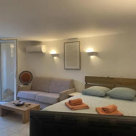 Dans Villa, Domaine Calme Et Piscine